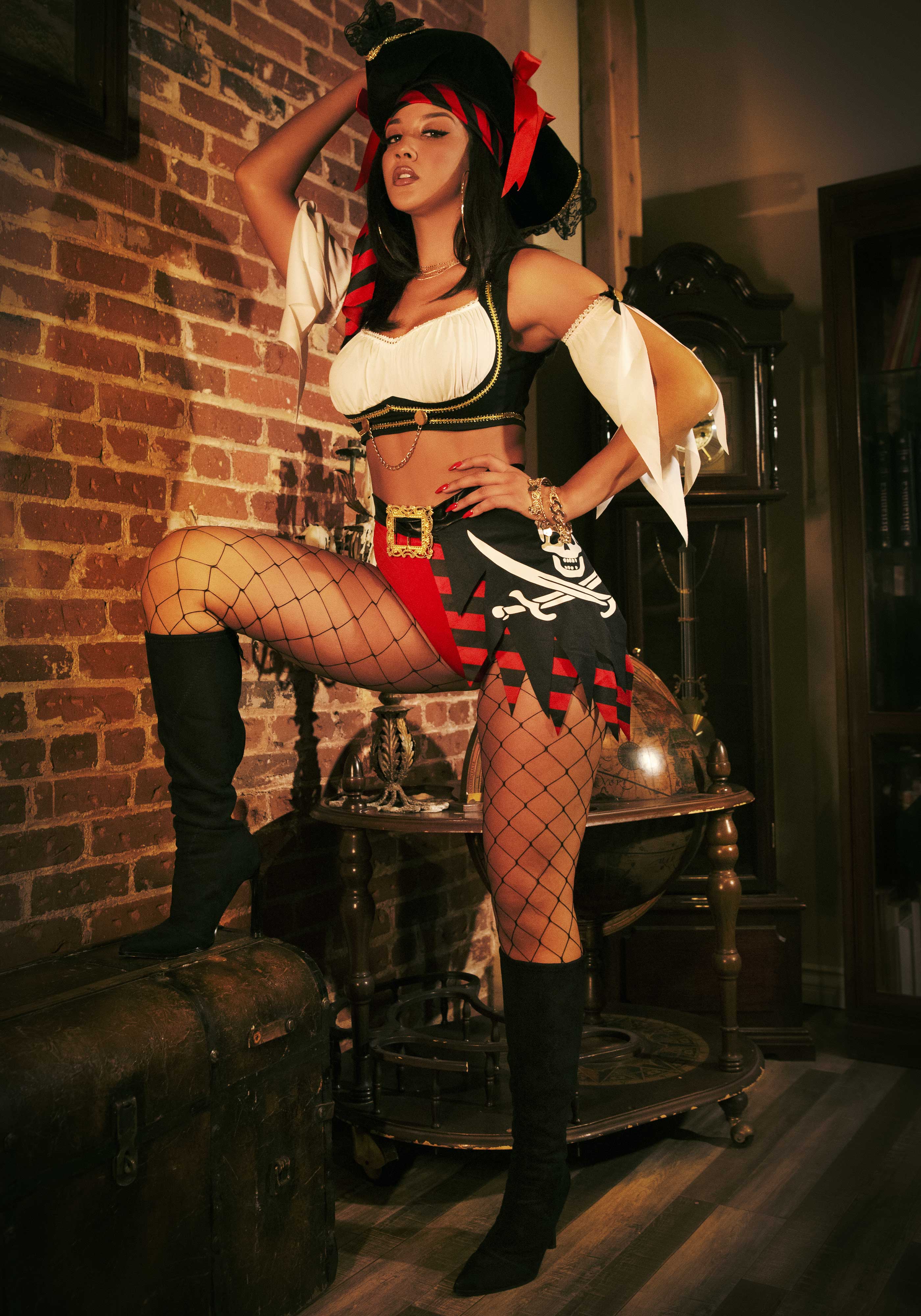 Wicked Pirate Wench Top and Shorts - Image 4